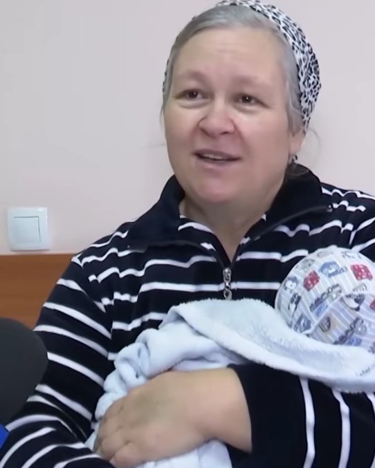 Lilia, mama-eroină din Republica Moldova, a adus pe lume al 14-lea copil la 48 de ani. Familia ei numără deja 10 fete, 4 băieți și… 5 nepoți!