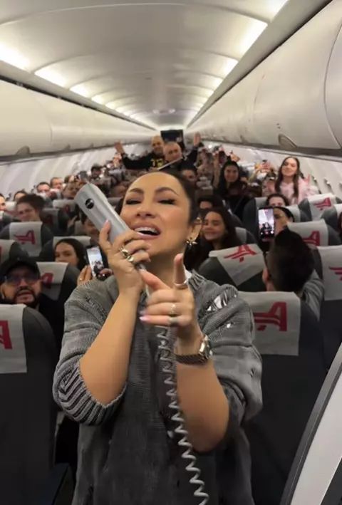 Andra a transformat avionul în sală de concert! Momentul care a făcut senzație printre pasageri:
