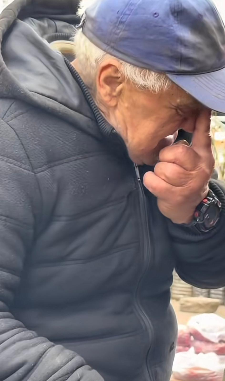 Viața l-a pus la grea încercare pe nea Simion. După ce și-a pierdut soția, propriul fiu l-a alungat pe străzi: