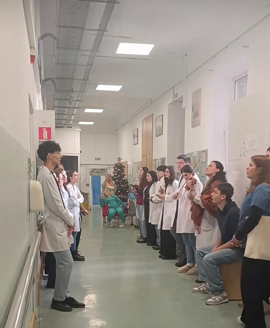 Gest care emoționează o țară întreagă: un grup de tineri a adus lumină și speranță pacienților de pe secția oncologică. Un moment rupt dintr-o altă lume…