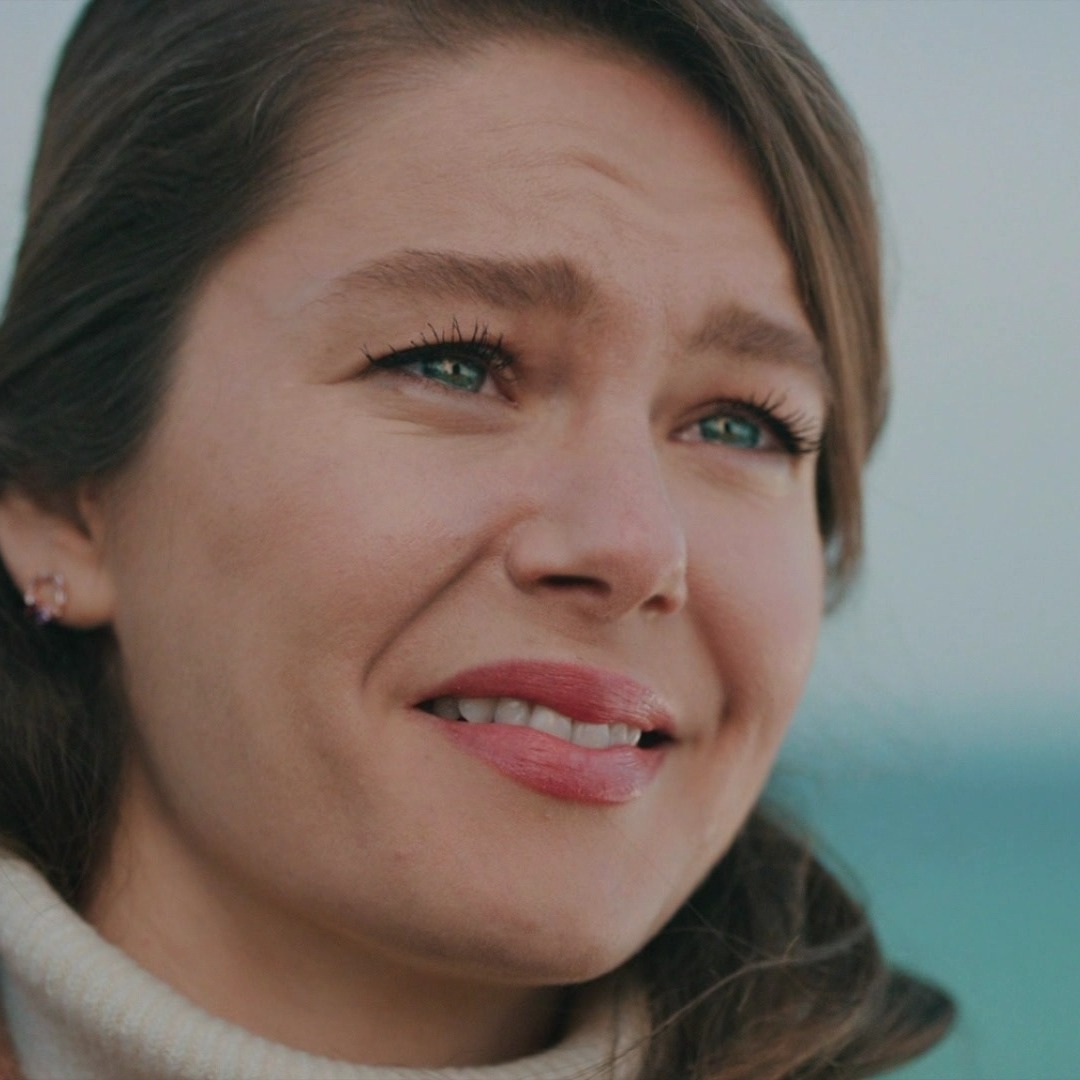 Burcu Biricik, protagonista serialului „Fata de la fereastră”, gest impresionant! Ce a făcut actrița în mijlocul naturii