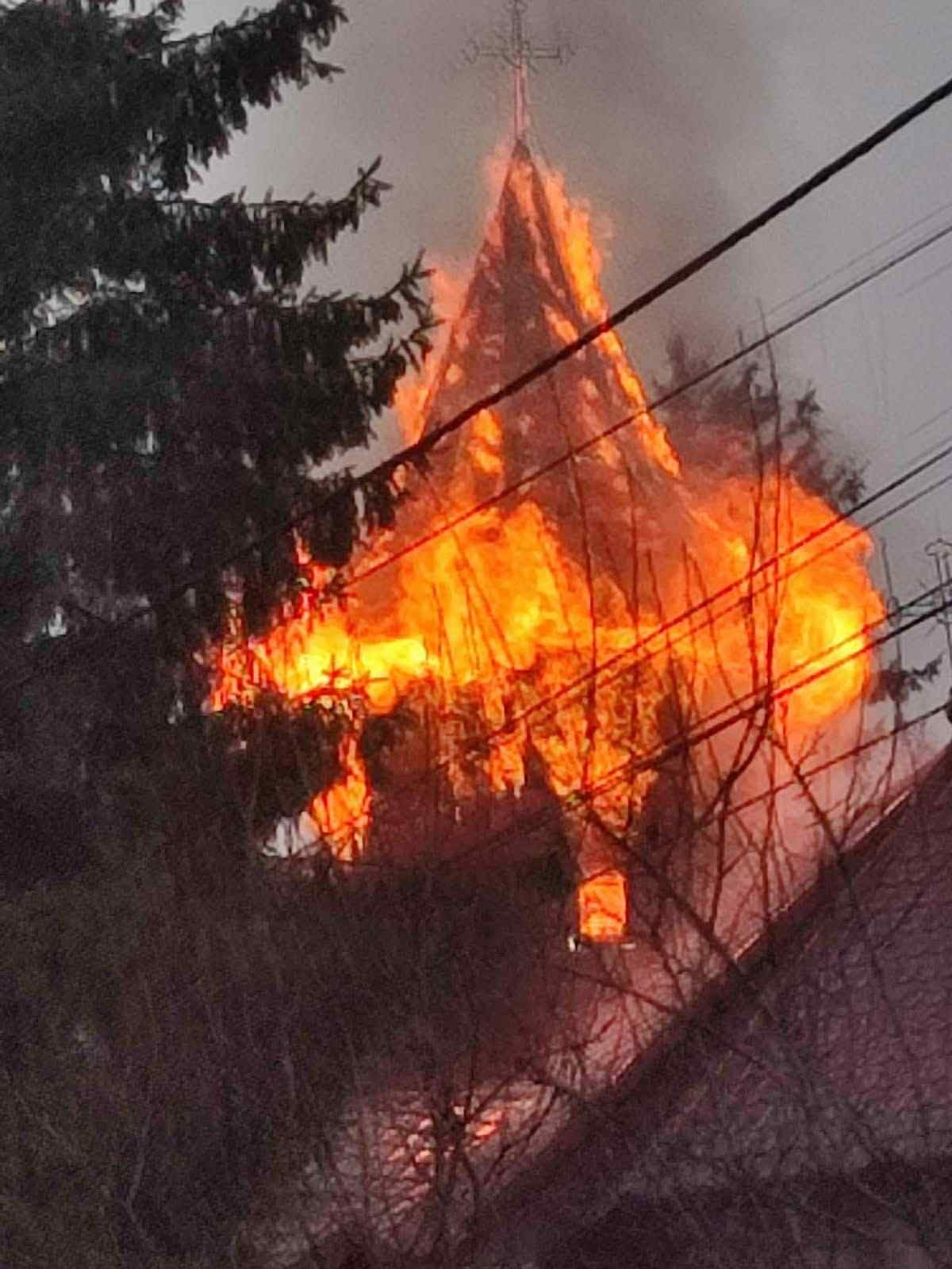 Incendiu violent la biserica din Luncani! Lăcașul de cult a fost mistuit de flăcări și s-a transformat în scrum în doar câteva minute