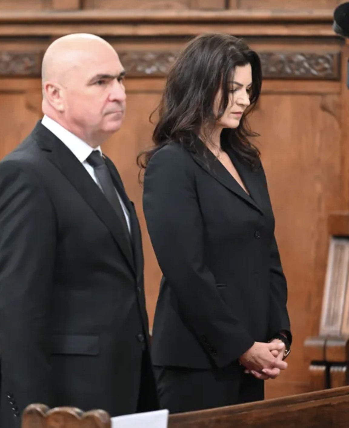 Concubina lui Ilie Bolojan, apariție impecabilă la Viena. Cum s-a prezentat Ioana, de mână cu premierul României: