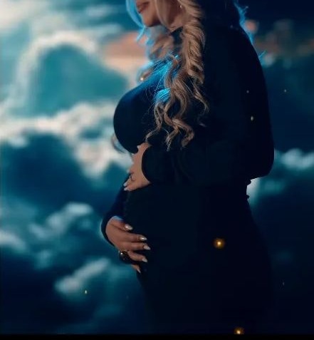 O îndrăgită cântăreață din România a anunțat că va deveni mamă! Felul emoționant în care a dezvăluit vestea: „Suntem 3”