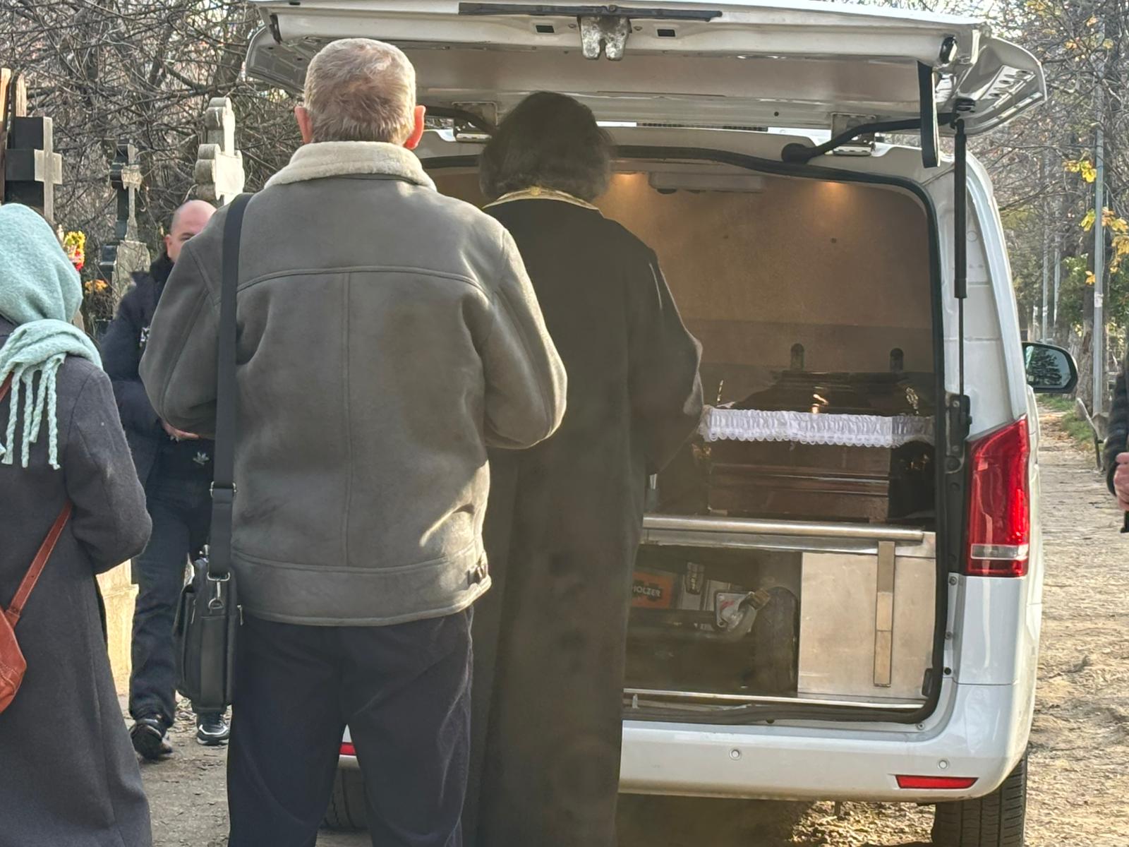 O mână de oameni la ceremonia de reînmormântare a Rodicăi Stănoiu.