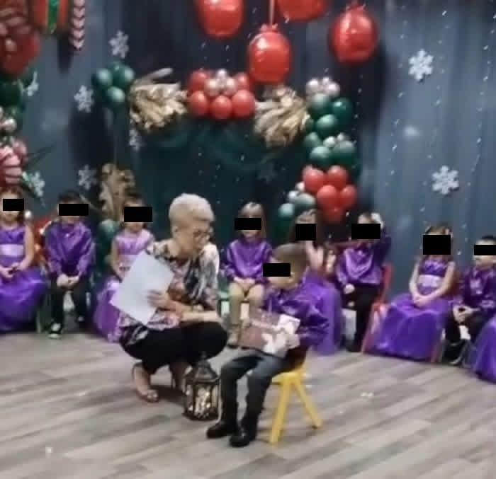 Momentul care a topit inimile tuturor la serbarea de Crăciun! O educatoare a găsit „cheia magică” pentru copilul care nu poate vorbi: