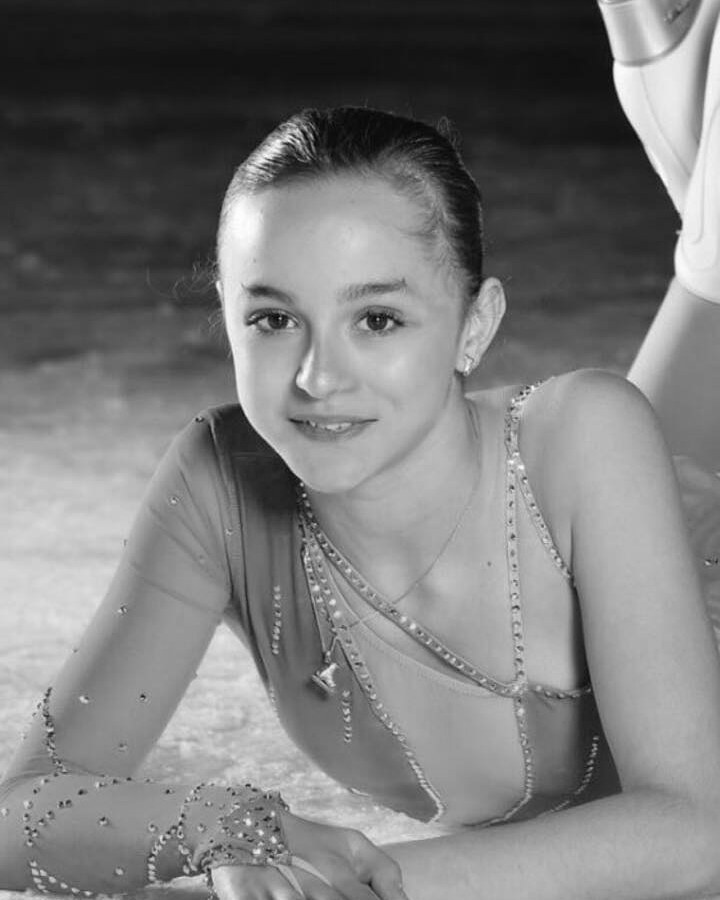 O fată de doar 15 ani a murit în timp ce aștepta autobuzul spre școală.