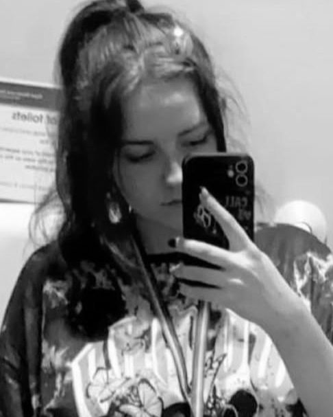 O tânără de 22 de ani, însărcinată în 20 de săptămâni, a murit subit după o banală cină