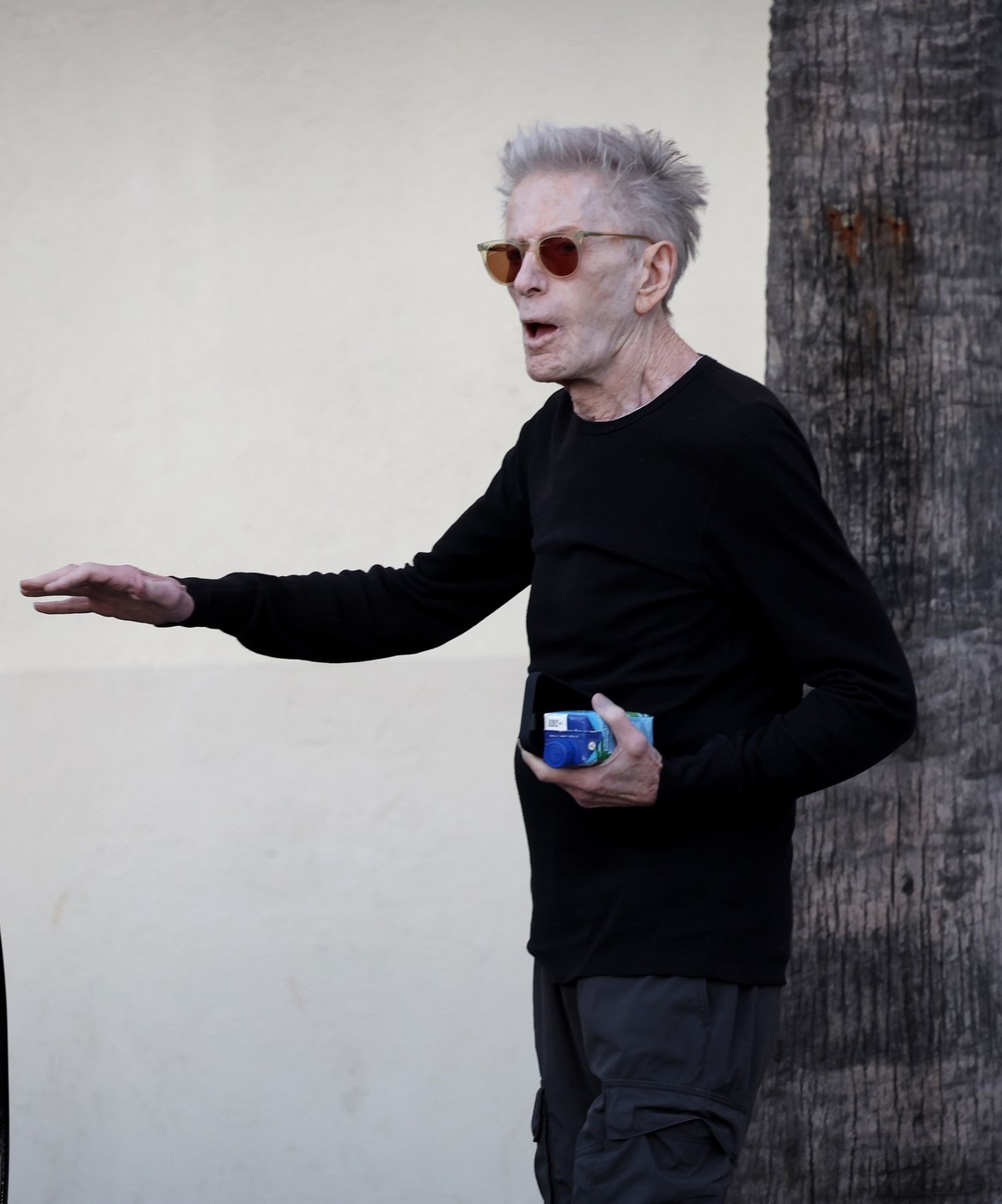 A slăbit dramatic, iar fanii abia îl mai recunosc. Unde a fost surprins zilele trecute celebrul creator de modă: