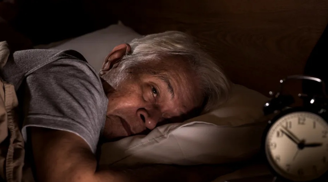 Cum își alinau bătrânii insomnia pe vremuri. Leacuri simple pentru somn liniștit, fără pastile: