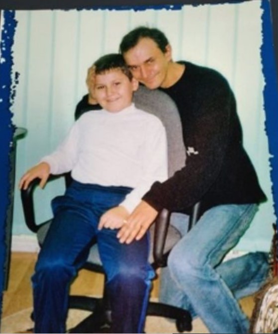 Tatăl și fiul care au decedat după ce s-au aruncat de la balconul unui bloc din Arad. Povestea lui Sorin și Alexandru și trecutul care ridică multe semne de întrebare