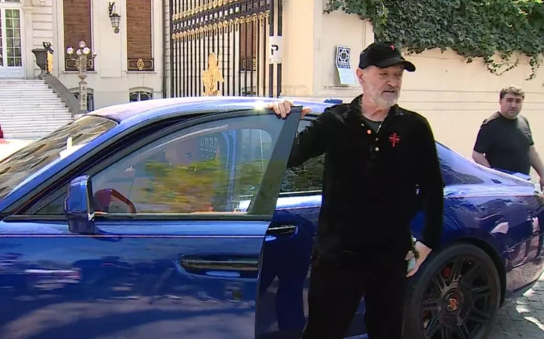 Întâlnire neașteptată în trafic pentru Gigi Becali. Pe cine a dat la semafor și ce i-a strigat: