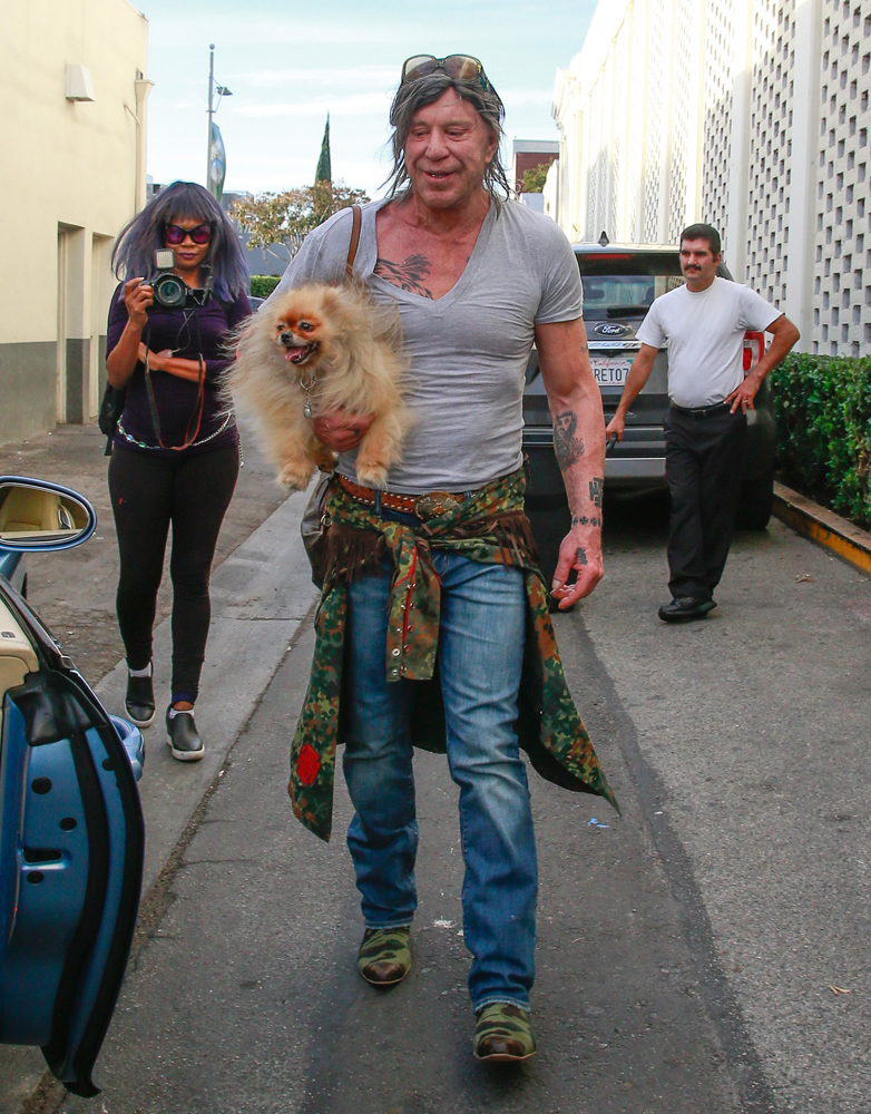 Reacția lui Mickey Rourke după zvonurile că ar cere bani de chirie fanilor. Actorul se declară  uimit și cere returnarea donațiilor