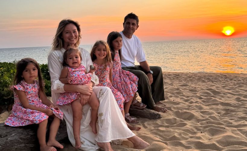 Cine o ajută pe Laura Cosoi în creșterea celor patru fetițe