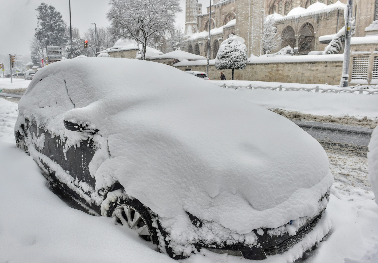 Ce trebuie să ai obligatoriu în mașină atunci când ninge. Mulți șoferi riscă amenzi fără să știe