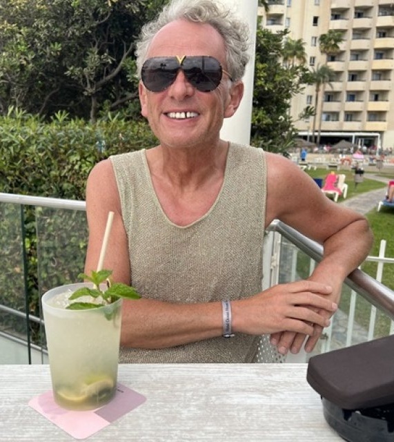 Îl mai recunoști? Fostul prezentator TV care a slăbit spectaculos și s-a transformat total. Mulți spun acum că abia mai poate fi recunoscut