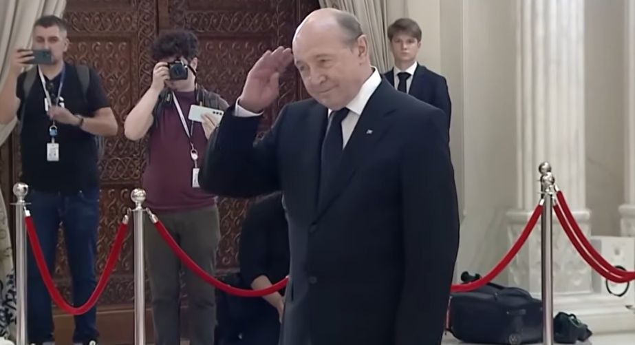 Traian Băsescu lămurește gestul controversat făcut la catafalcul lui Ion Iliescu: