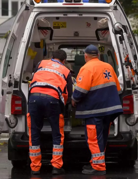 Doi pensionari, găsiți înghețați în propria locuință, după ce au oprit căldura pentru a face economie. Pentru bărbat nu s-a mai putut face nimic