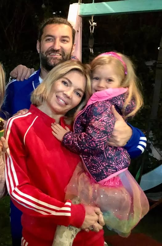 Aici era doar o micuță, dar azi e o adevărată domnișoară!  Fina lui Smiley, fiica cea mică a lui Pavel Bartoș, a crescut spectaculos