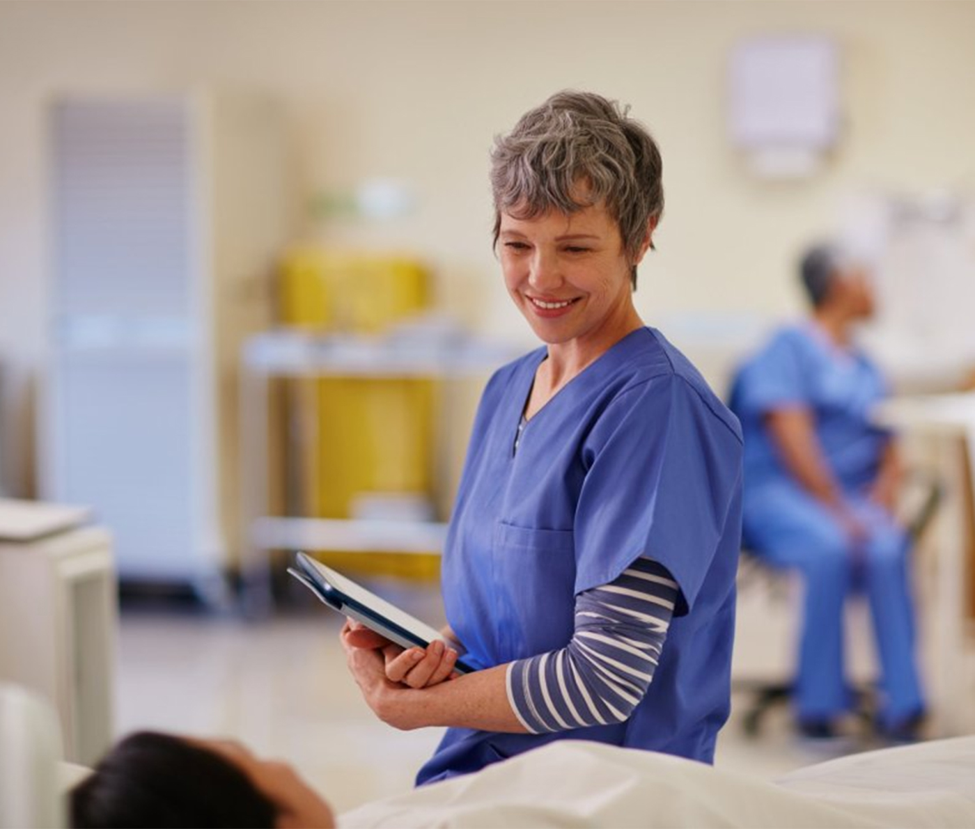 Diferențe mari de venit în sănătate: ce salariu are o asistentă medicală în 2026, la stat și la privat