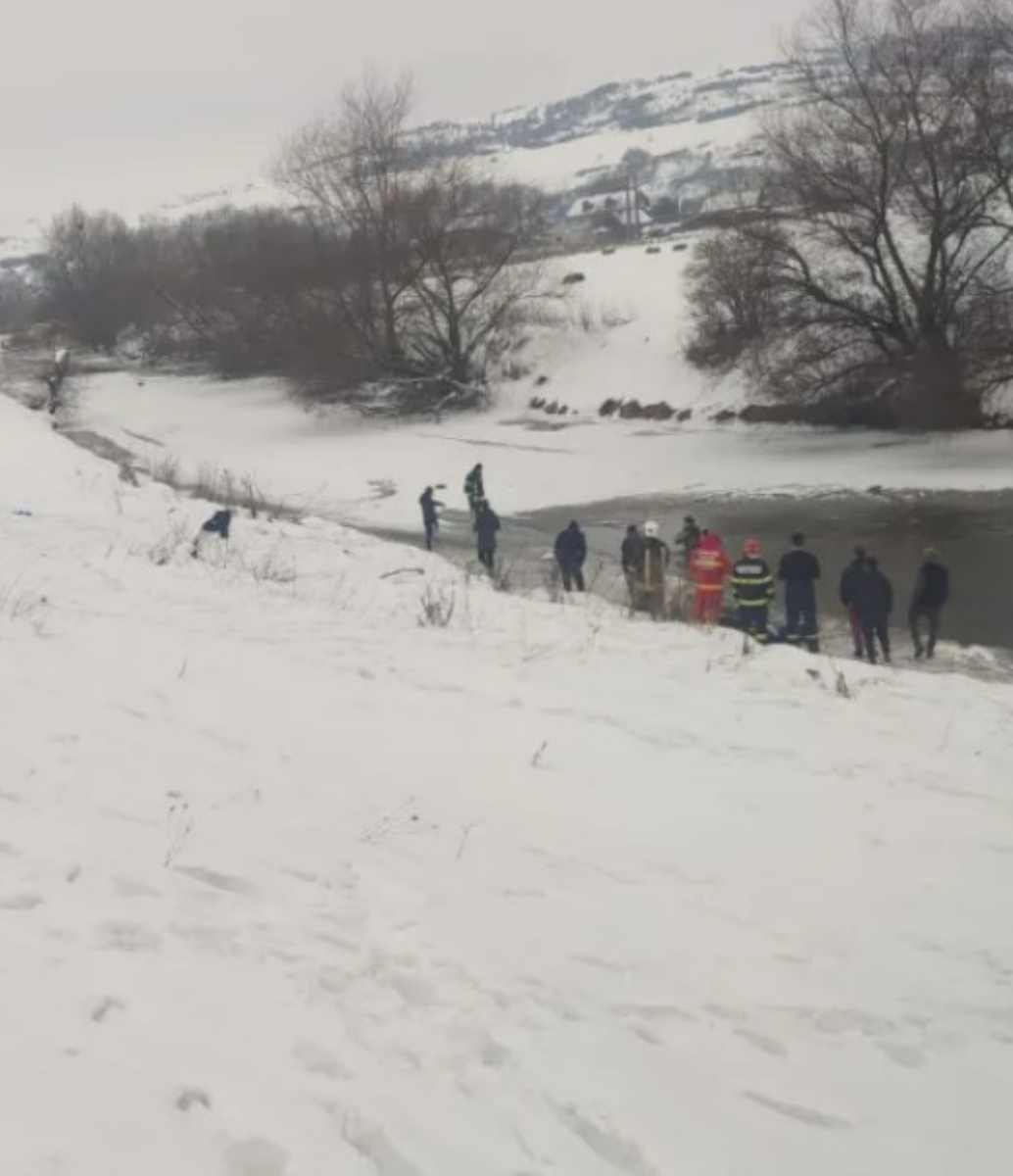 Filmul momentului dramatic de pe râul Someș. Doi verișori au căzut în apa înghețată în timp ce se dădeau cu sania…