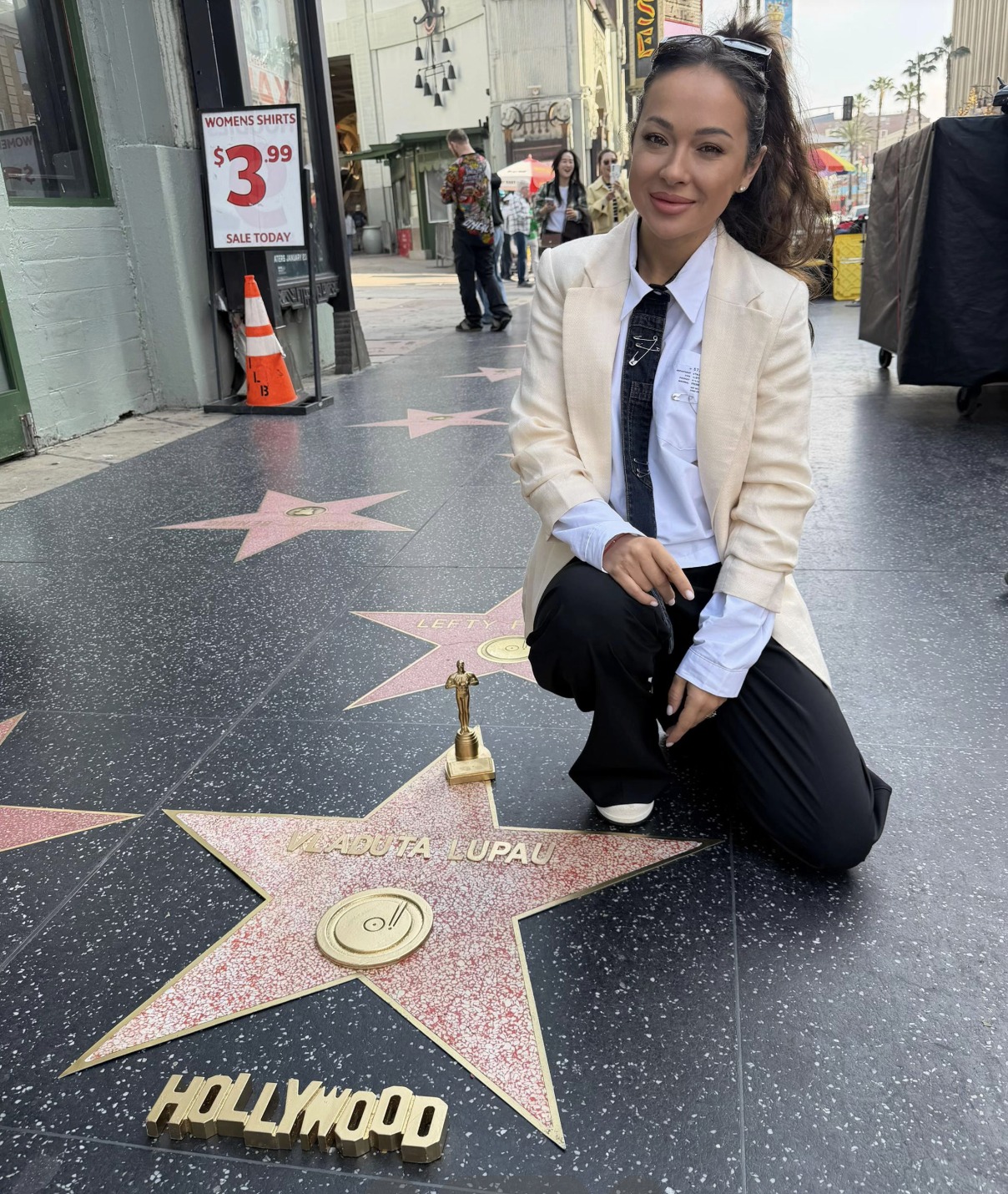 Vlăduța Lupău, umilită după ce s-a pozat pe Walk of Fame din Hollywood. Răspunsul dur: