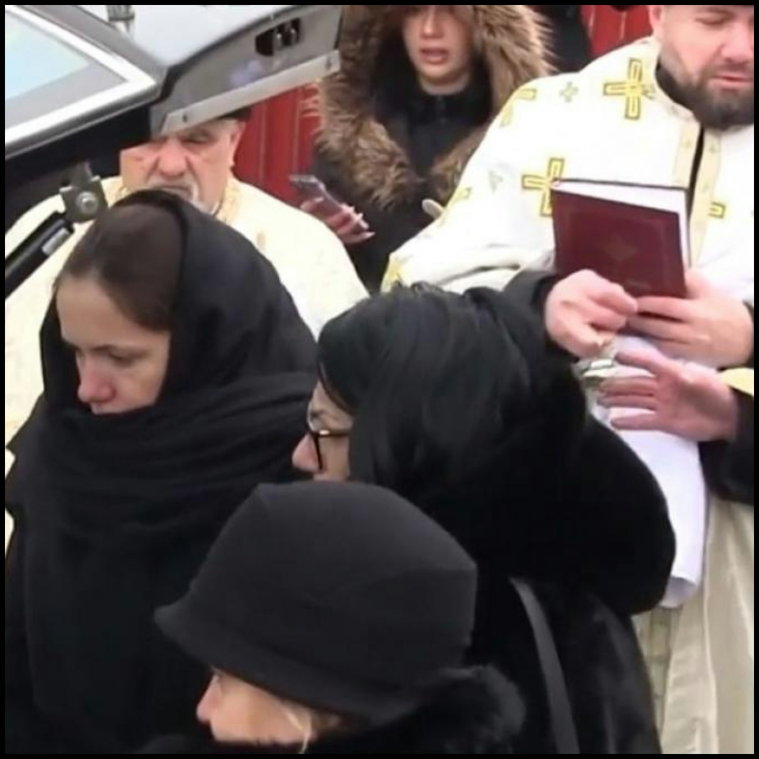 Concubina lui Nicușor Dan, singură la înmormântarea bunicii. Distrusă de durere, Mirabela Grădinaru a…