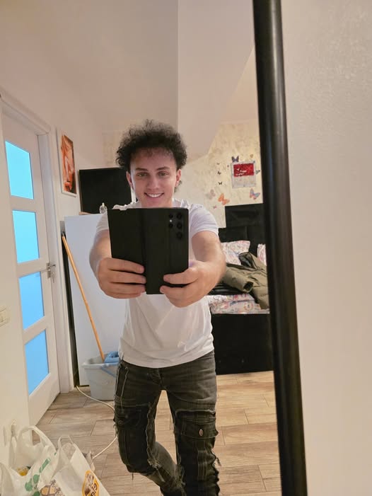 Mihai Trăistariu, din nou în centrul atenției după ce s-a tuns singur. Artistul a cerut verdictul fanilor: