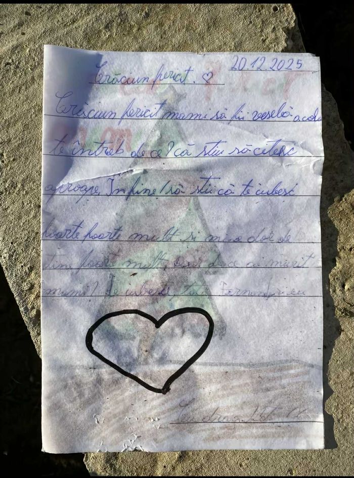 Scrisoarea unui copil orfan de mamă, găsită printre morminte, a sfâșiat inimile tuturor. Durerea care nu are leac: