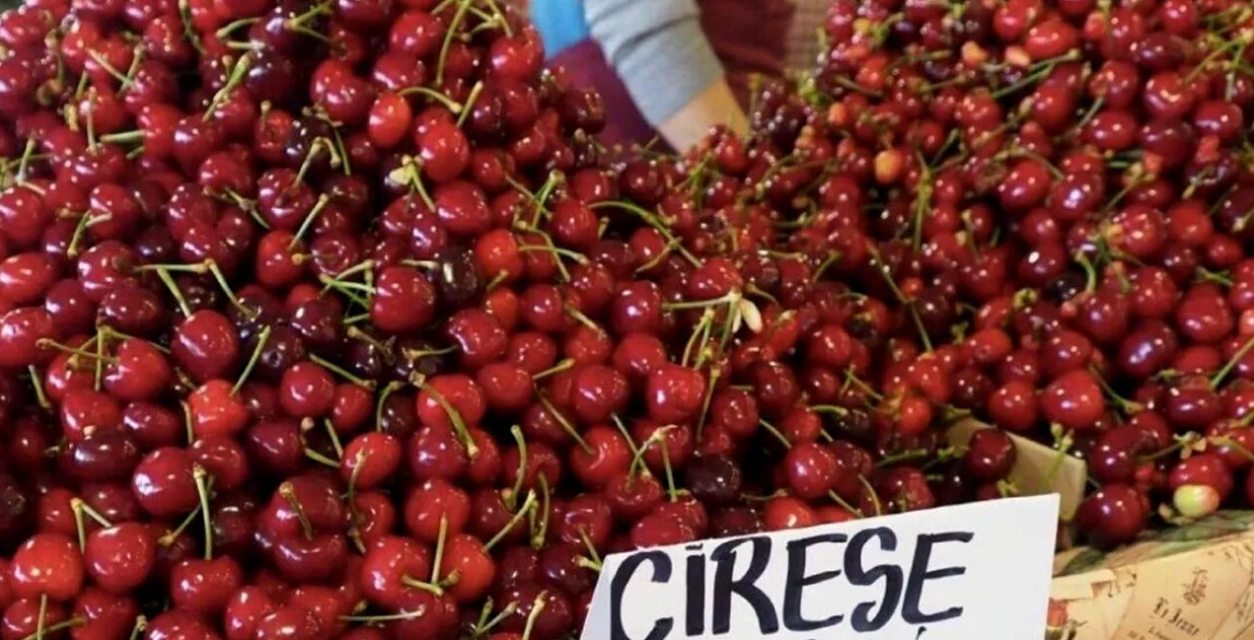 Cireșele au apărut în piețe, deși este iarnă. Prețul uriaș îi lasă pe mulți fără cuvinte: