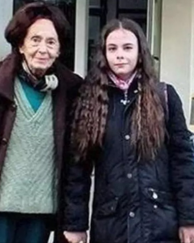 Eliza Iliescu, tot mai asemănătoare cu mama sa. La 20 de ani, impresionează prin discreție și inteligență