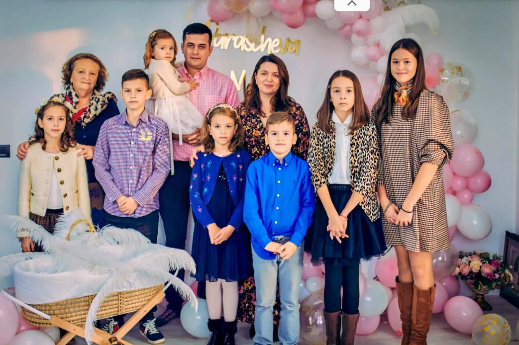 Povestea unei familii cu 8 copii care a ales să revină în România după ani petrecuți în Marea Britanie