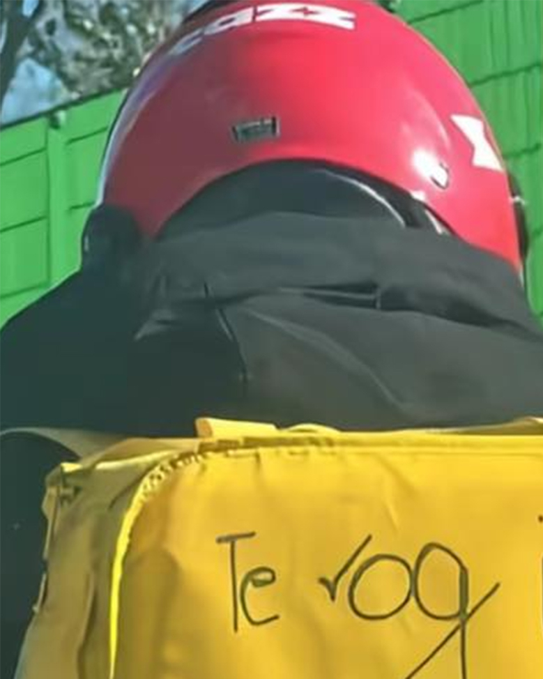 Un simplu mesaj pe un ghiozdan a făcut România să lăcrimeze: povestea livratorului din Nepal