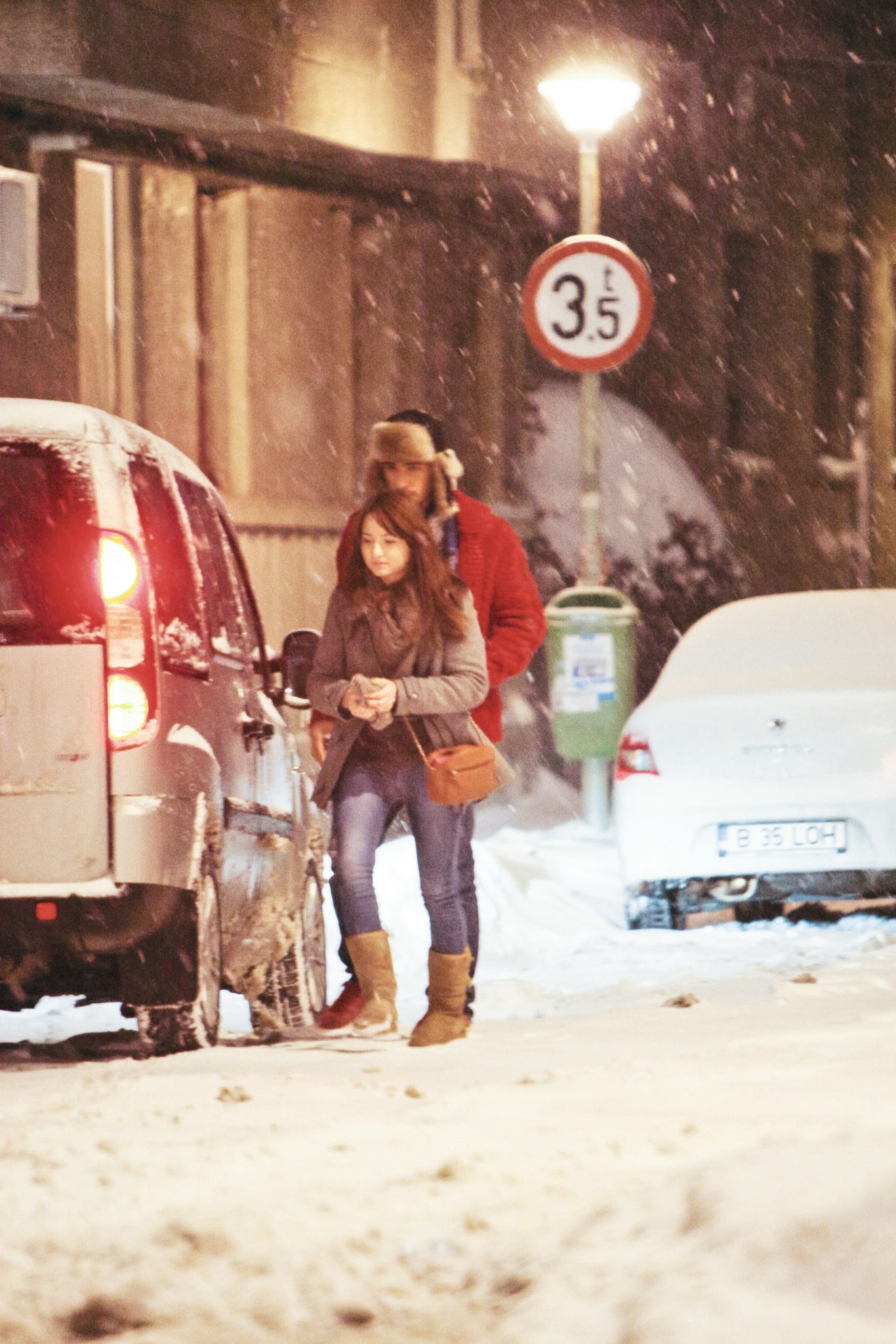 Romanță printre nămeți cu o prințesă necunoscută! Surprins într-o poveste de iarnă ca-n filmele anilor 2000. Puțini recunosc cine e bărbatul din imagine