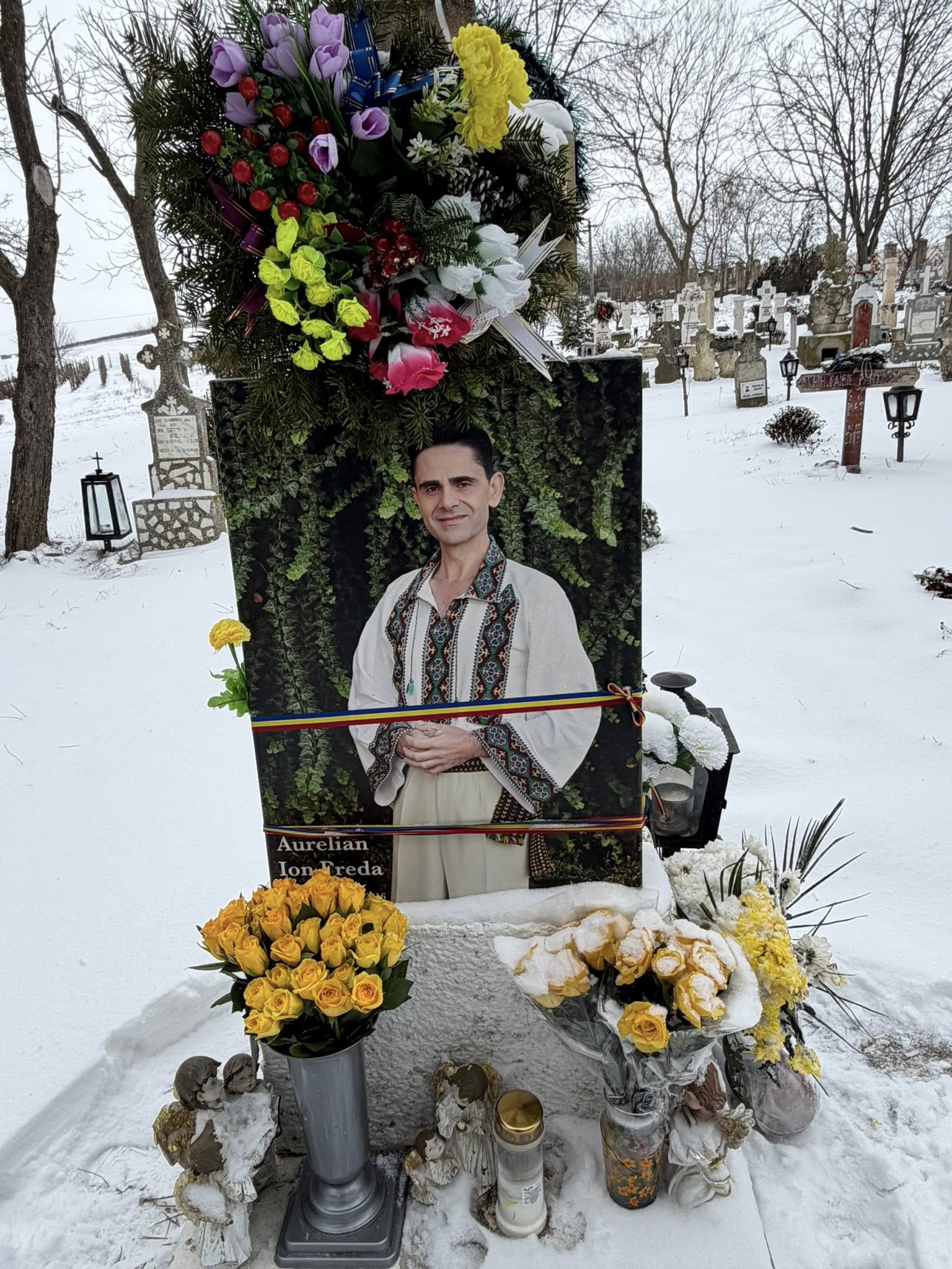 Imaginile durerii de la mormântul lui Aurelian Preda, în ziua în care ar fi împlinit 56 de ani. Fiica artistului, copleșită de suferință: „Am venit să-ți aduc …”