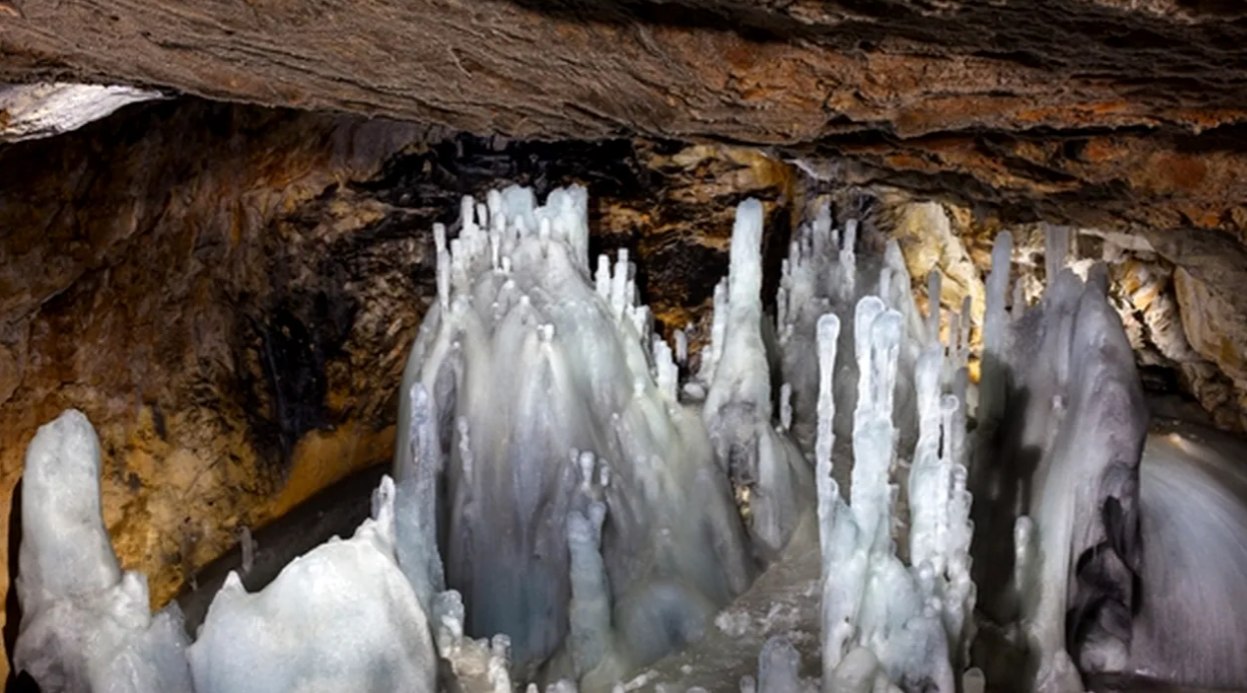 Descoperire incredibilă în Peștera Scărișoara! Ce au găsit cercetătorii, ascuns de milenii sub gheață: