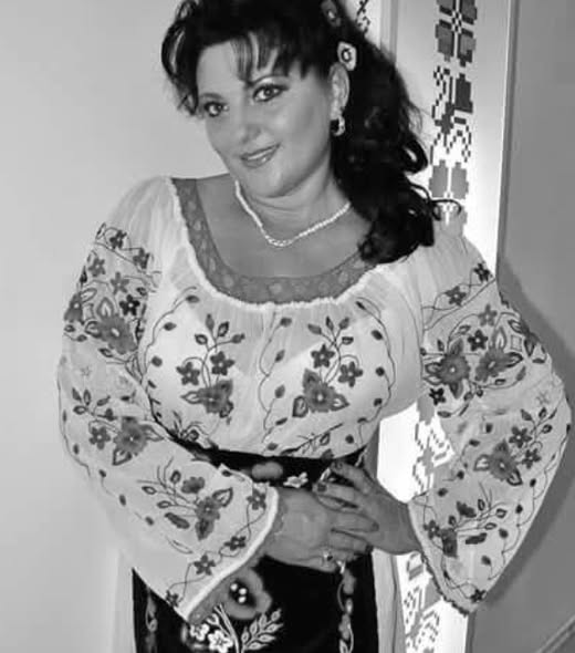 Ultimele imagini cu Mihaela Cojocaru îți frâng inima. Zâmbea în culise, iar acum lumea folclorului o plânge