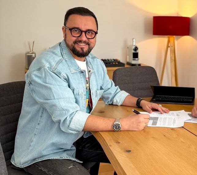 Cătălin Măruță, un nou pas important în carieră. Prezentatorul a semnat un contract și spune că „lucrurile bune nu se opresc”
