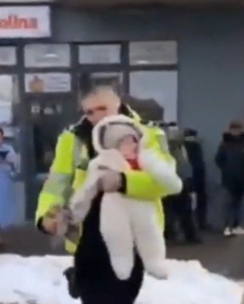 Erou în mijlocul incendiului! Bebeluș scos în brațe din blocul în flăcări la Iași…