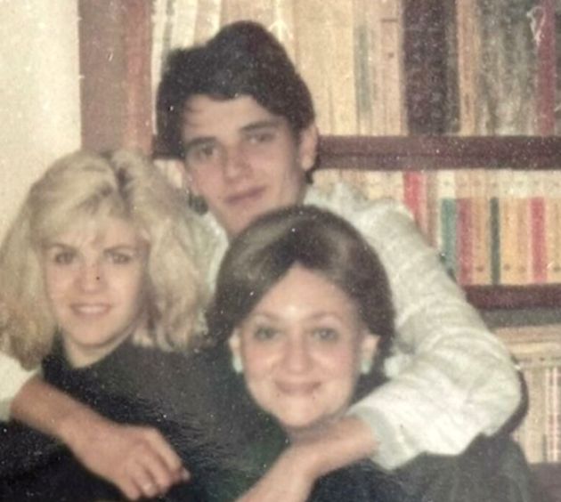 Îl recunoști pe băiatul din imagine? Celebrul jurnalist care a ales să iasă din lumina reflectoarelor!