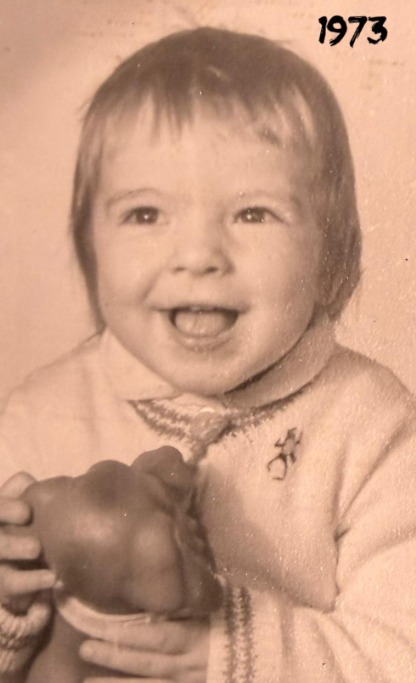 De nerecunoscut la doar 2 ani! Bărbatul celebru din România care împlinește azi 55 de ani și-a surprins fanii cu fotografia din copilărie