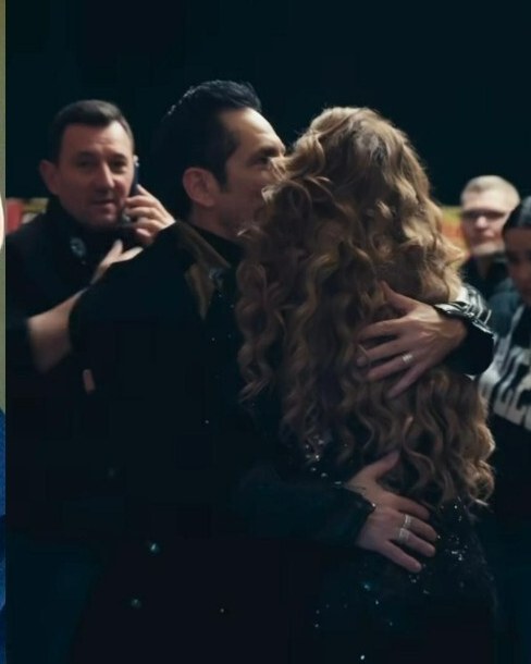 Ștefan Bănică Jr. și Iulia Vântur, surprinși în timp ce se îmbrățișează și cântă împreună! Momentul care a stârnit valuri de reacții