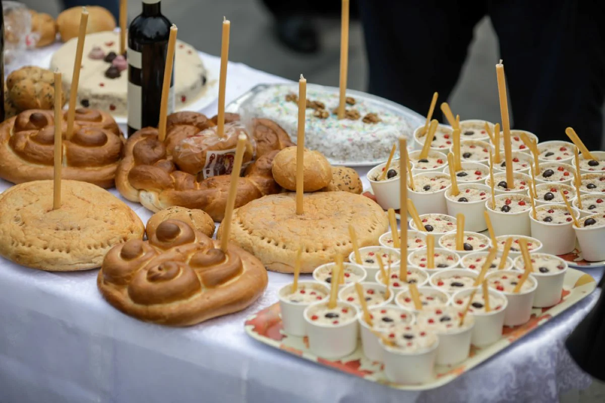 Ce se dă de pomană în Sâmbăta pomenirii celor adormiți. Tradiții și obiceiuri respectate cu sfințenie