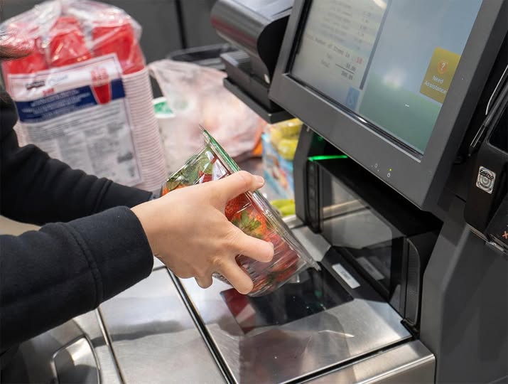 Ce s-a întâmplat cu o clientă care a omis să scaneze un produs la casa self-service