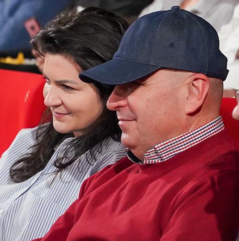 Adevărul din culisele relației: cine este Ioana, femeia din viața premierului Bolojan, mariajul din trecut și detaliul discret care a stârnit controverse