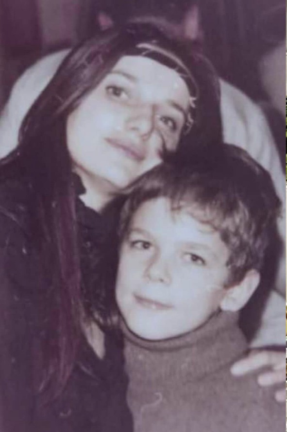 Îl recunoști pe băiețelul din imagine? Azi împlinește 52 de ani și e unul dintre cei mai iubiți actori!