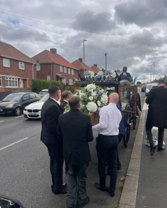 Durere fără margini la o înmormântare! Un tată s-a prăbușit lângă sicriul fiului său