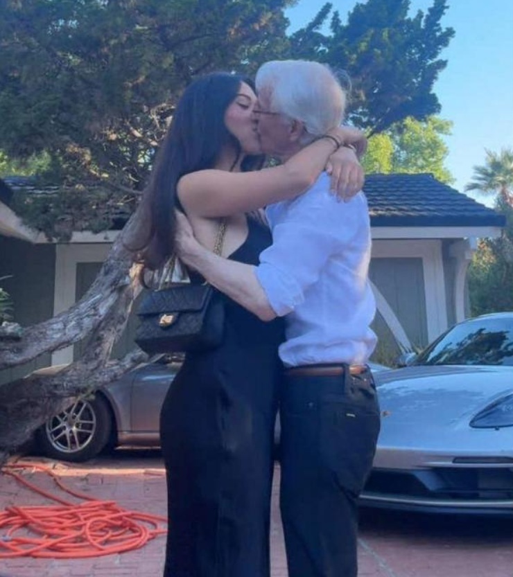 O tânără de 25 de ani s-a îndrăgostit de un bărbat de 76 de ani. Povestea lor a stârnit controverse pe internet