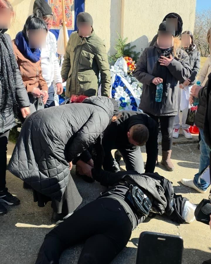 Mama lui Dănuț, băiatul care s-a stins în timpul orei de sport, a leșinat în fața bisericii la înmormântare!