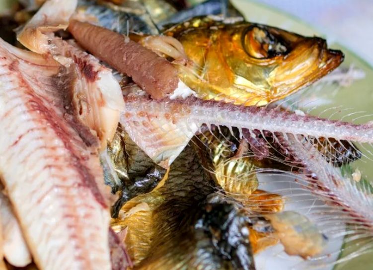 Ți-a rămas un os de pește în gât? Cât de periculos este și ce trebuie să faci imediat: